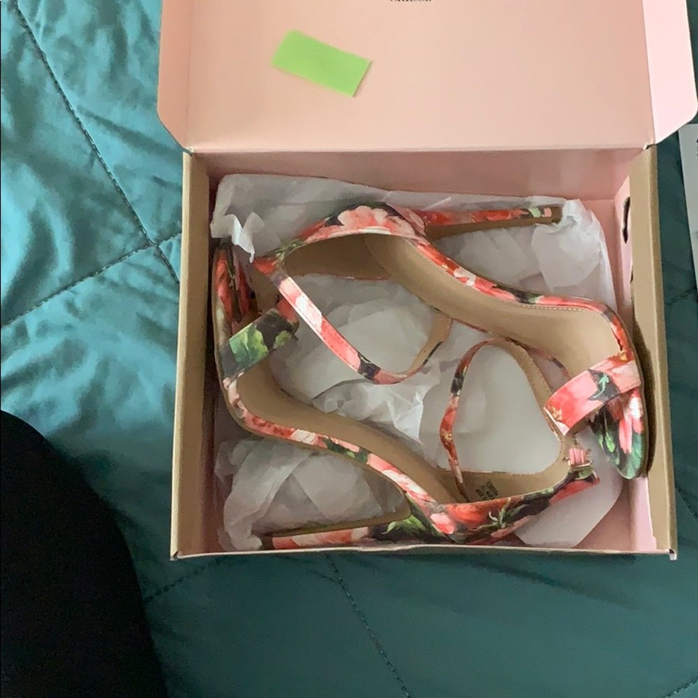 Size 7 new in box floral heels